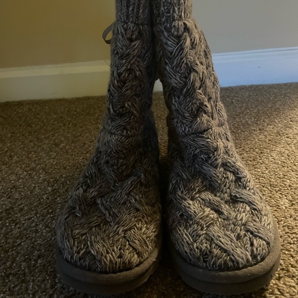 Gray sweater UGG short boots - Picture 2 of 5